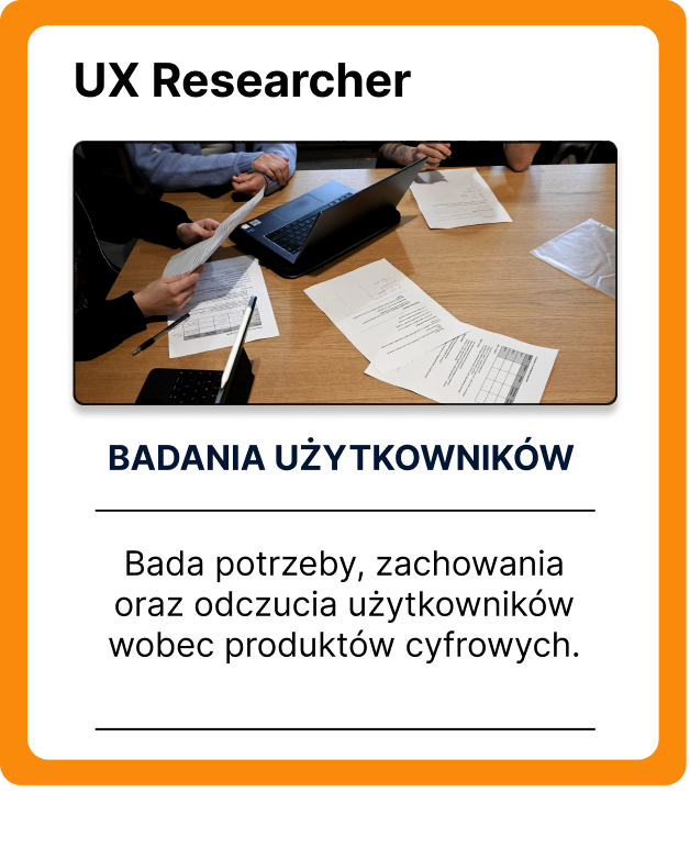 Zespół projektowy pracujący przy stole z laptopem, tabletem i rozłożonymi dokumentami podczas warsztatów UX.