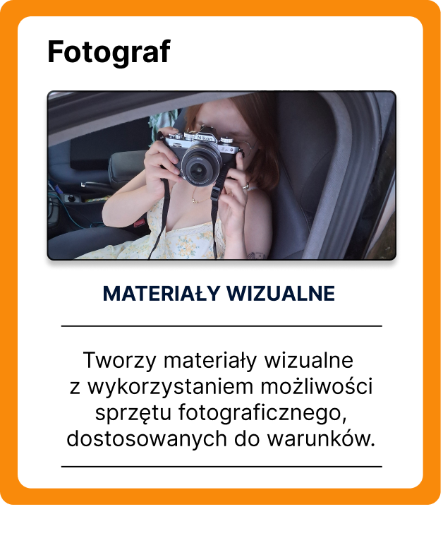 Kobieta fotografująca aparatem z wnętrza samochodu.